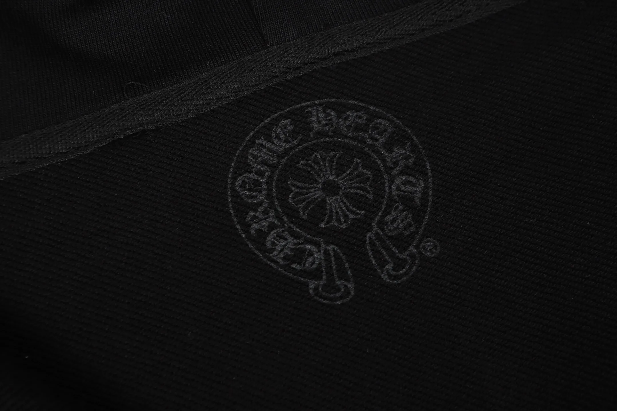 P260 Cross-border model, please do not place an order if you are pursuing quality - Chrome Hearts/Chrome Hearts 25ss Women's Bikini👙Zip Sweater Cardigan Jacket -High weight, high density and high quality. The wool is soft, delicate and skin-friendly. It feels soft and silky. It has excellent warmth and skin-friendly properties. -Customized weaving and dyeing, no color difference. No matter the fabric or workmanship details, it beats the ordinary version on the market. -The hardware and zipper accessories are all customized and full of details. -Colour: Black -Size: S M L XL